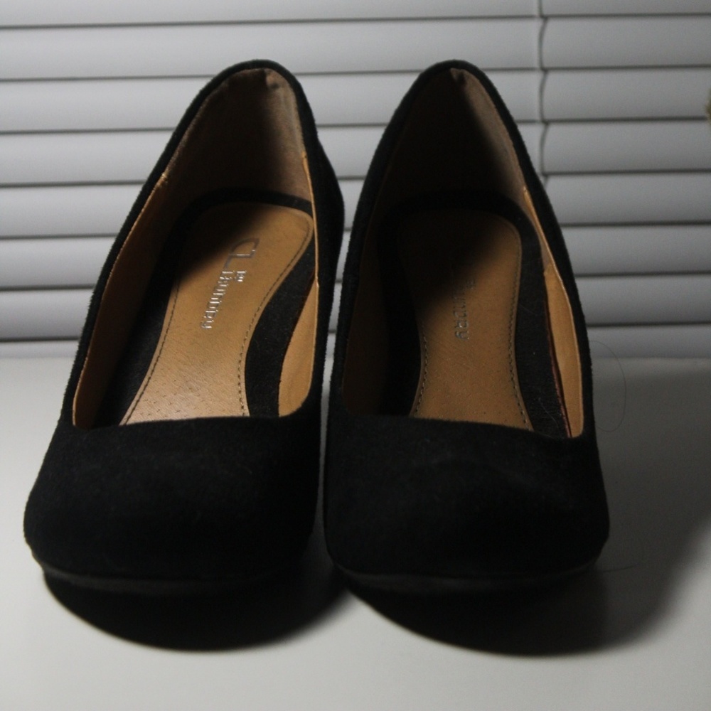 Black wedges